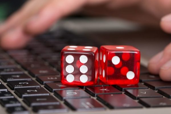 How online gambling websites differ from land-based casinos? Read to know