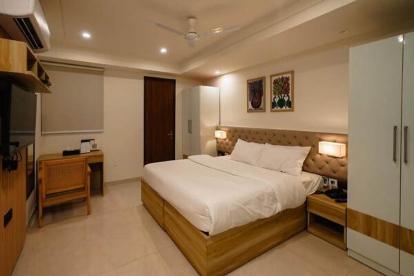 Old Age Home in Delhi NCR: Location Decision Guide (Delhi vs Gurgaon vs Noida)