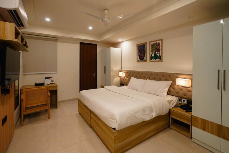 Old Age Home in Delhi NCR: Location Decision Guide (Delhi vs Gurgaon vs Noida)